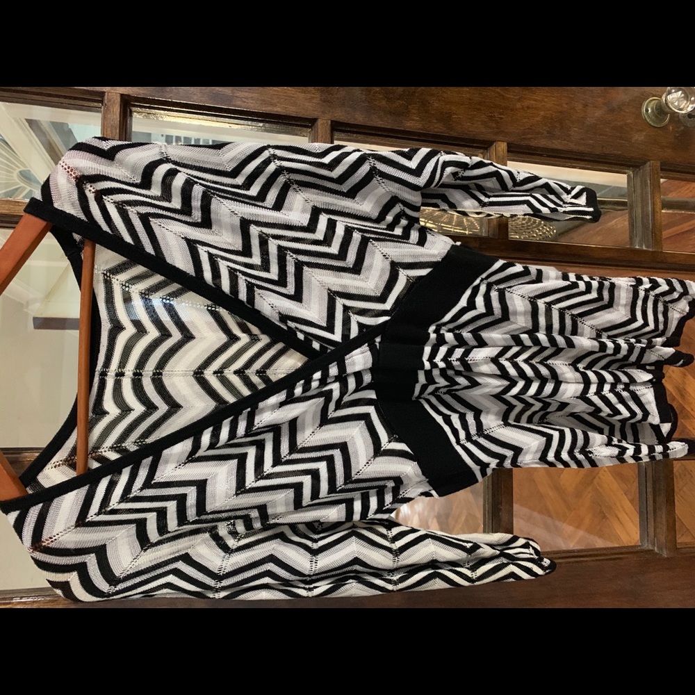 WHBM 98% Soft rayon chevron print blouse
